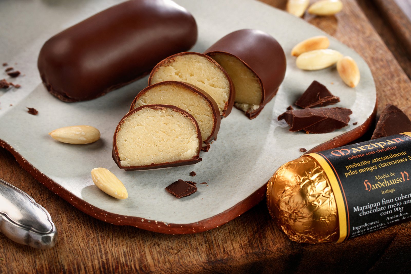 Marzipan coberto de chocolate, cortado em fatias