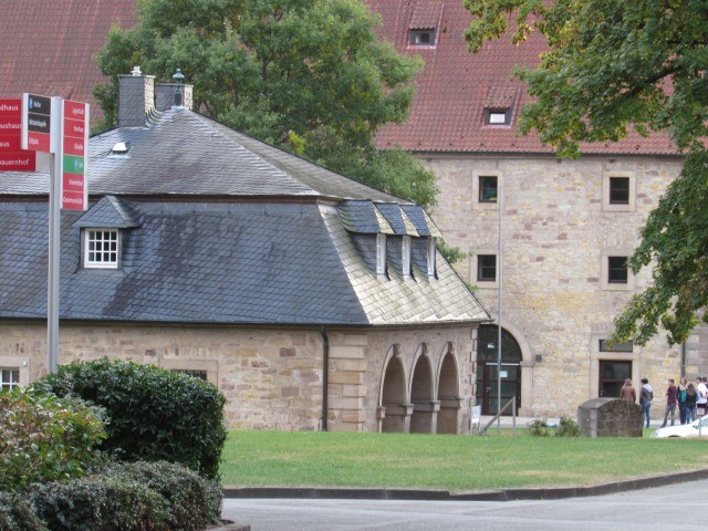 Edifícios do antigo mosteiro entre as árvores