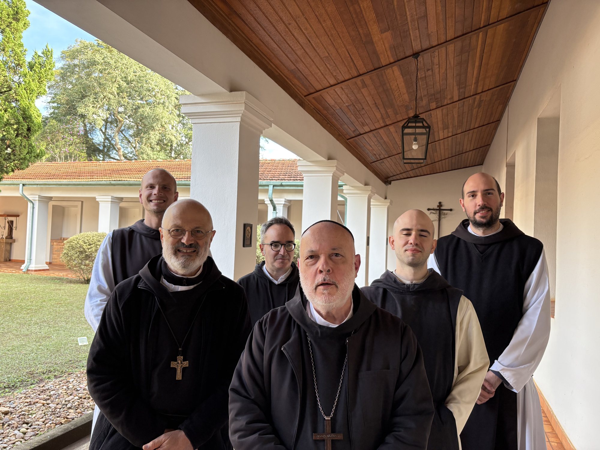 Os monges com os visitantes no claustro
