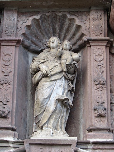 Imagem de Nossa Senhora no portal barroco
