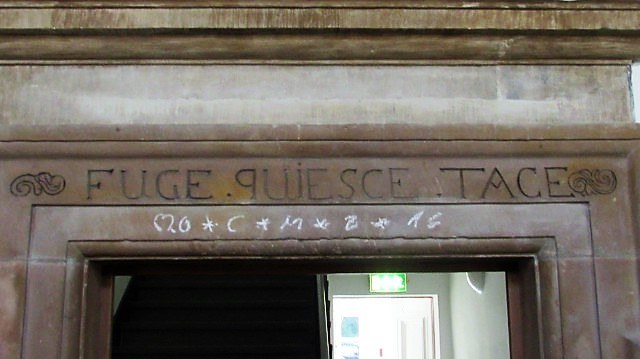 Inscrição Fuge quiesce tace sobre uma porta do mosteiro