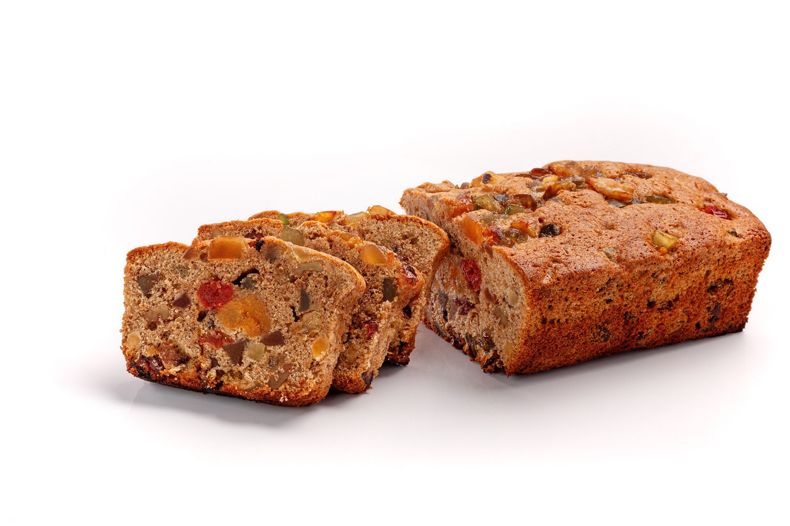 Bolo de frutas fatiado, com castanhas e frutas secas