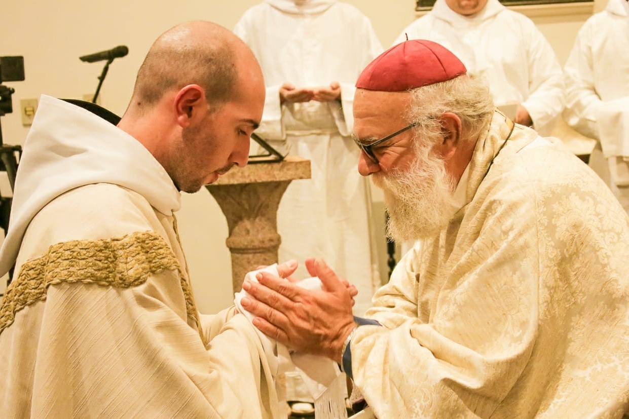 Unção das mãos do novo sacerdote