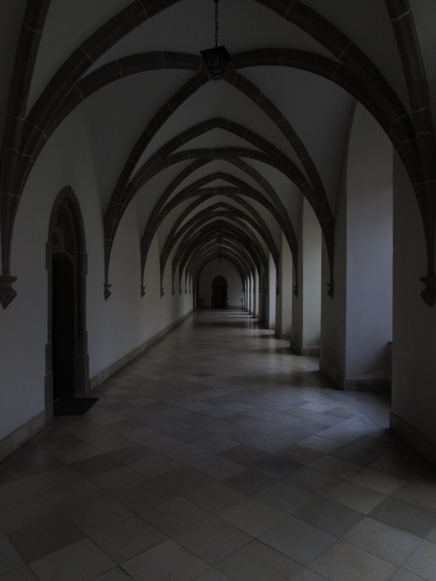 O claustro gótico