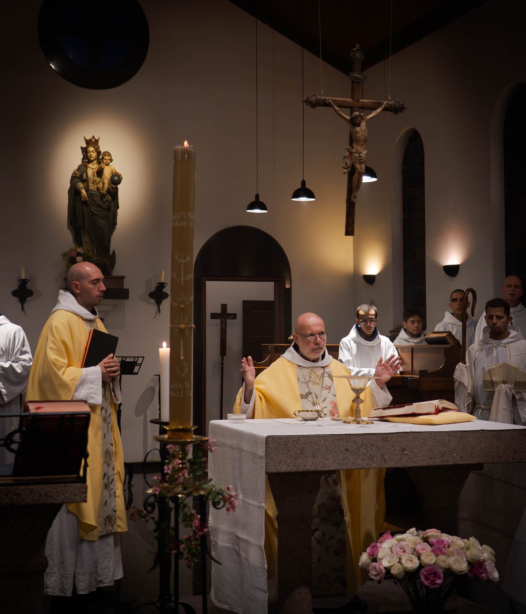 A comunidade ao redor do altar na Vigília Pascal