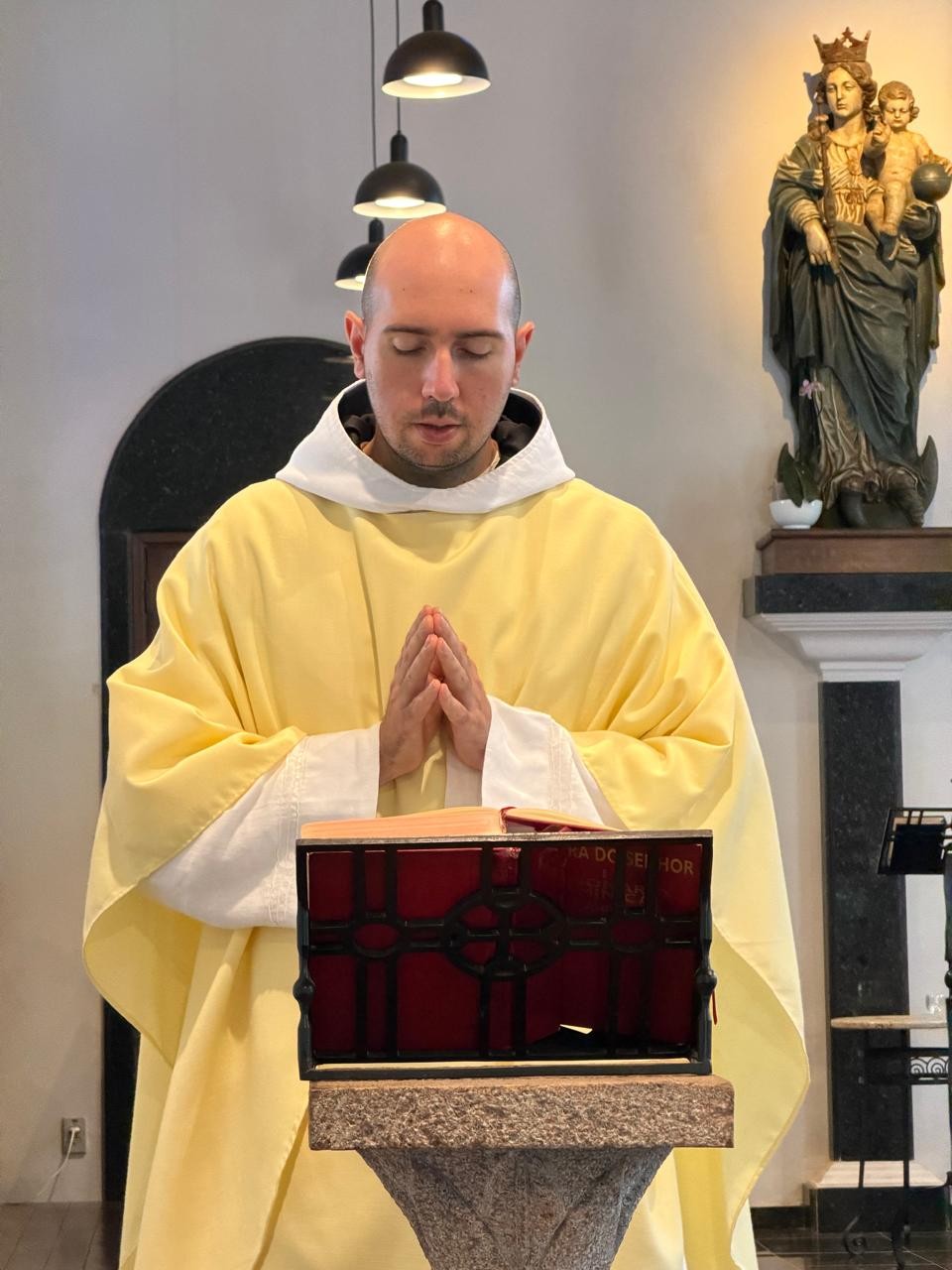O celebrante em oração no altar
