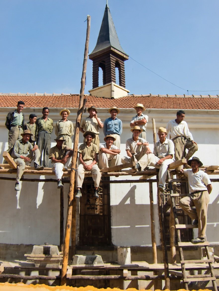 Operários na construção da torre