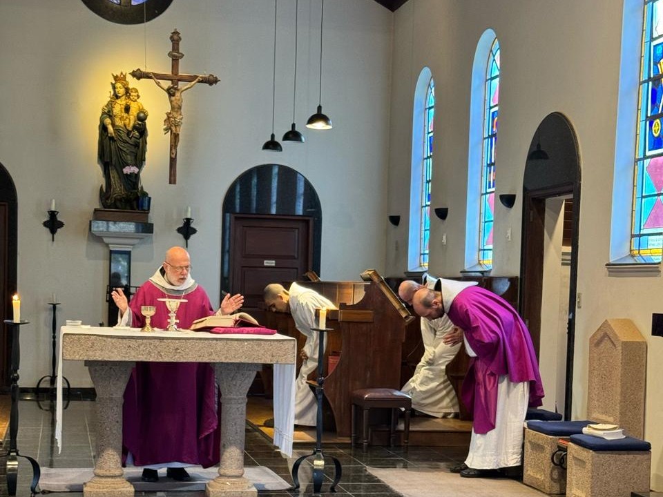 Missa na Quaresma: o celebrante ao altar e os monges inclinados