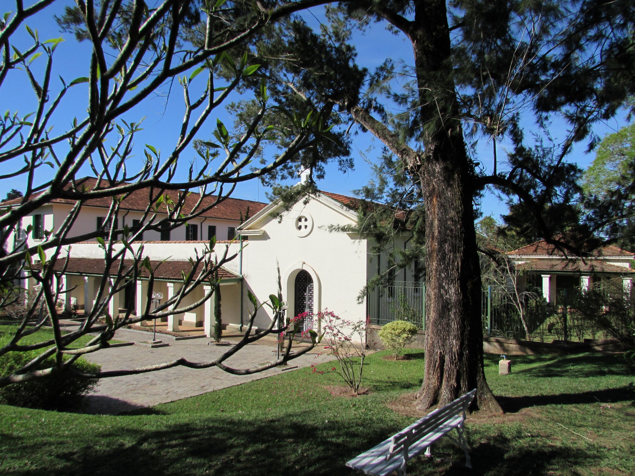 O mosteiro entre as árvores do jardim