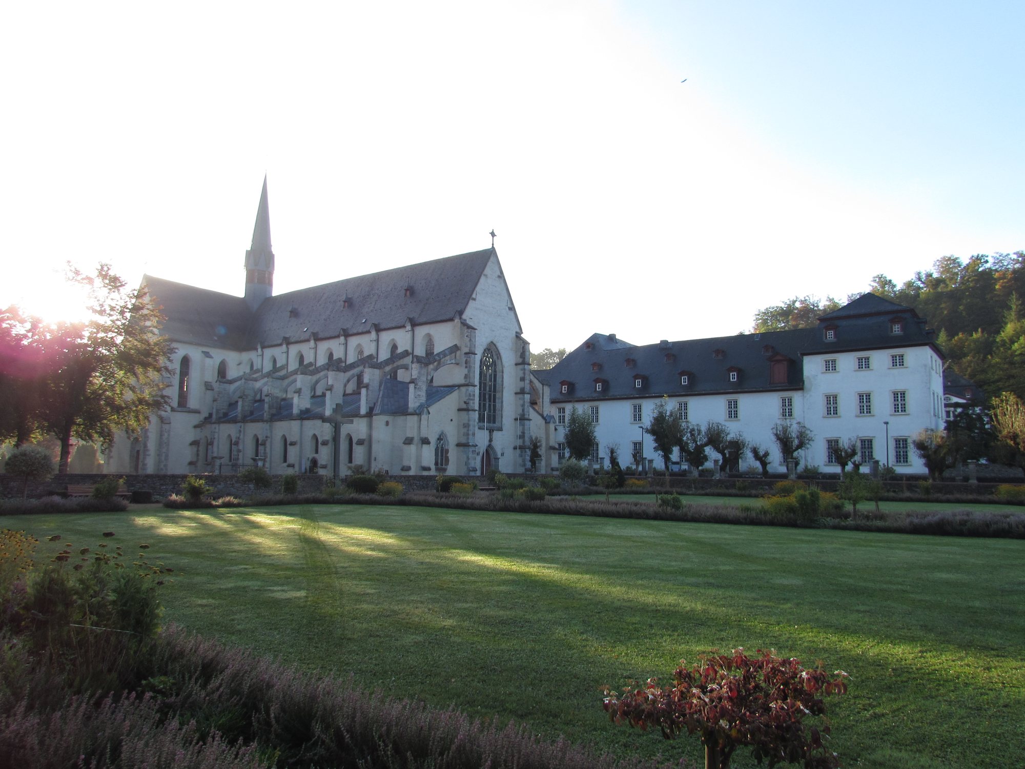 A basílica e o mosteiro de Marienstatt vistos do jardim