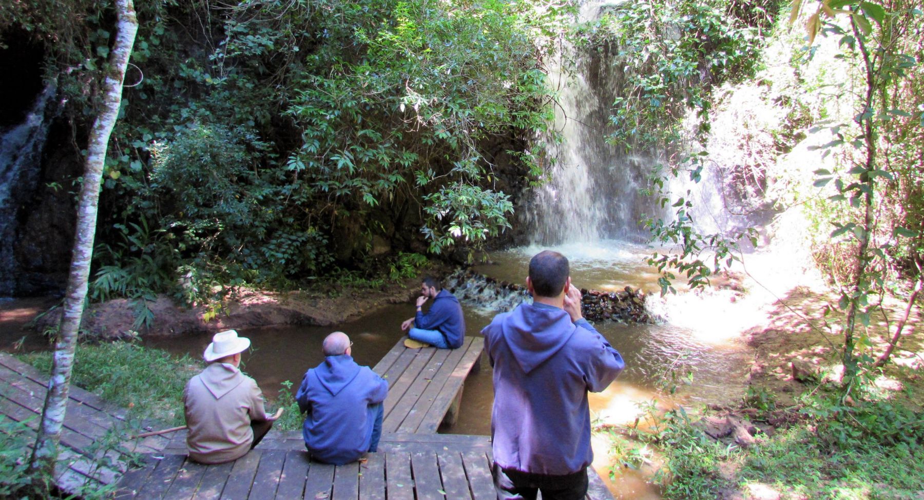 Monges num momento de recreio junto à cachoeira
