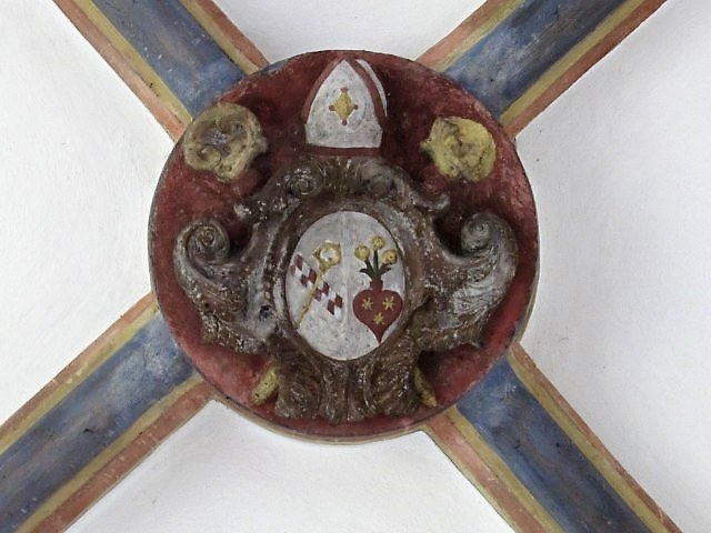 Chave de abóbada pintada no claustro